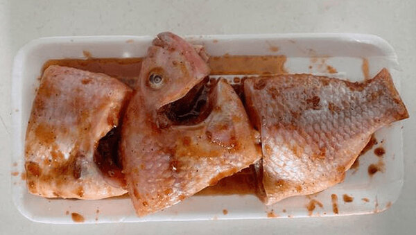 Ướp cá diêu hồng để thấm đều gia vị khi nấu