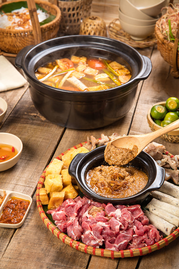 Lẩu riêu cua bắp bò là món ăn quen thuộc trong ẩm thực Việt Nam