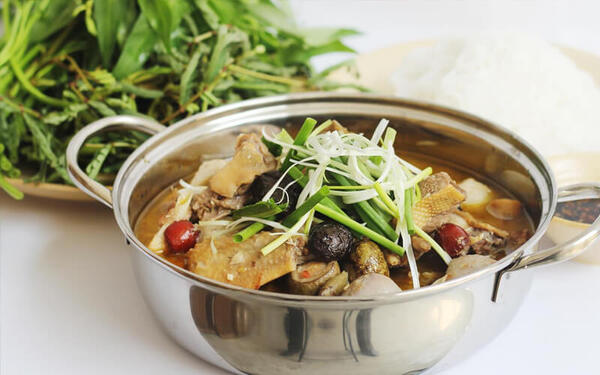 Món lẩu vịt được xem là món ăn truyền thống của Việt Nam