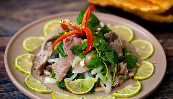 Gỏi bò tái chanh là món ăn quen thuộc của người Việt Nam